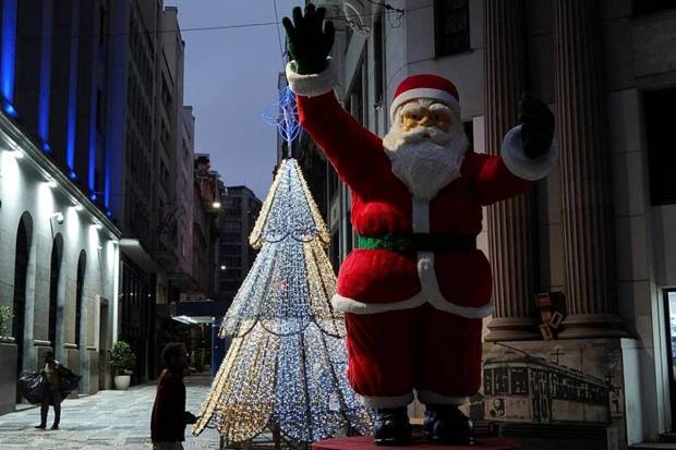 A man dressed as Santa stands in front of the Rockefeller Center Christmas Tree in Manhattan in New York City, US, December 24, 2024. (Photo source: Reuters)