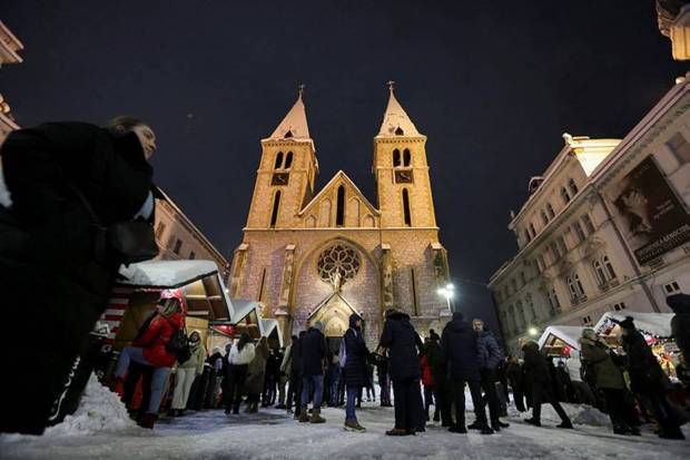 Catholic believers stand in front of the Cathedral of the Heart of Jesus at Christmas, in Sarajevo, Bosnia and Herzegovina. (Photo source: Reuters)