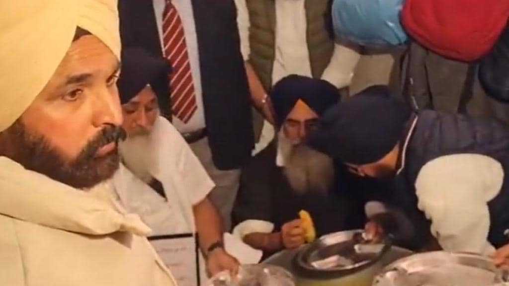 sukhbir badal, sukhbir badal news, golden temple, narain singh chaura, Badal, amritsar, sukhbir singh badal attacked, golden temple