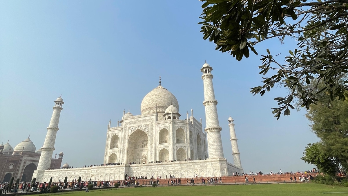 The police quickly deployed a bomb disposal squad, a dog squad, and other teams to investigate the threat.