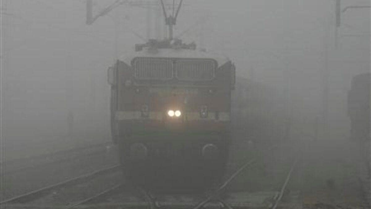 late trains in delhi, indian railways, railway update, fog in delhi, delhi winter, weather in delhi, train late due to fog