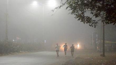 People run on a cold winter morning, in Sangli, Maharashtra, Saturday, Dec. 21, 2024. (Photo source: PTI)