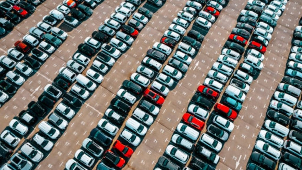 Car dispatches rise in Nov riding on discount wave