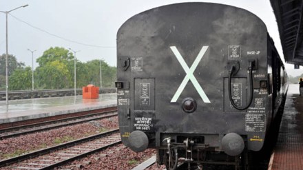 Dadar-Porbandar Saurashtra Express derails near Surat; no injuries reported