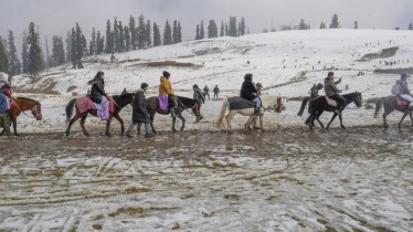 Gulmarg: Tourists enjoy a pony ride in the Kongdoori area of Gulmarg, Baramulla district, after the season’s first snowfall on Tuesday, Nov. 12, 2024. (PTI Photo)