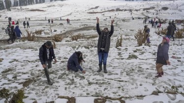 Gulmarg: Tourists enjoy the snow at a ski resort in the Kongdoori area of Gulmarg, Baramulla district, Jammu & Kashmir, following the season’s first snowfall. (PTI Photo)