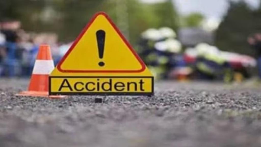 Chhattisgarh: 6 persons killed, 7 injured as SUV rams into truck in Balod district Chhattisgarh: 6 persons killed, 7 injured as SUV rams into truck in Balod district