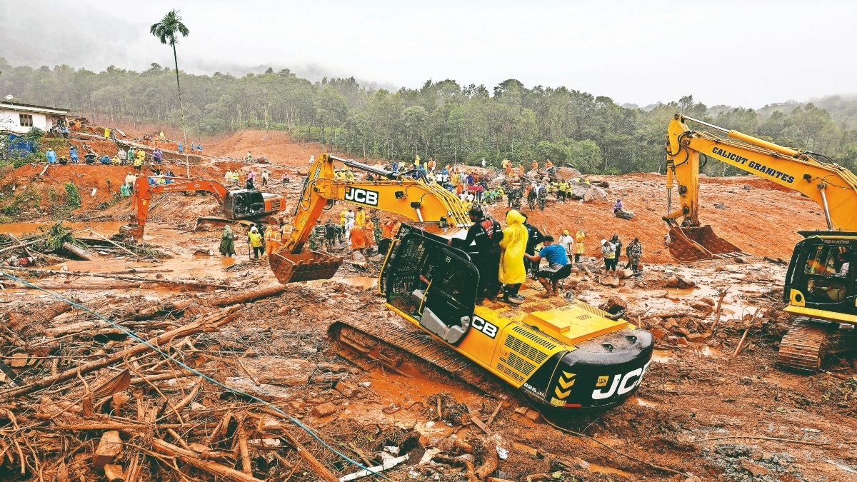 People stand as search operations are carried out after landslides hit Mundakkai village in Wayanad district in the southern state of Kerala, India, August 1, 2024. REUTERS/Francis Mascarenhas