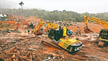 People stand as search operations are carried out after landslides hit Mundakkai village in Wayanad district in the southern state of Kerala, India, August 1, 2024. REUTERS/Francis Mascarenhas