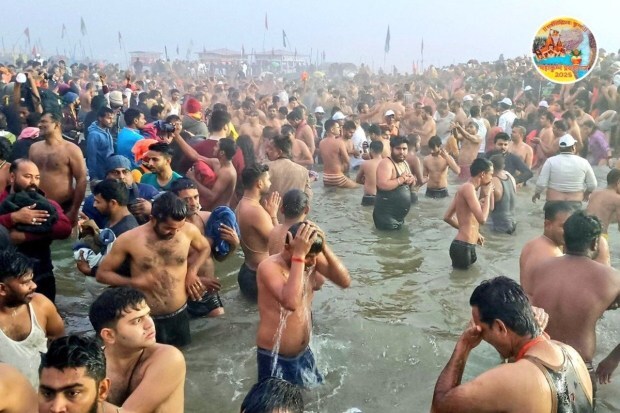 People in large numbers were seen arriving at the Maha Kumbh on the occasion of Makar Sakranti. (Image Source: X/Twitter@kpmaurya1)