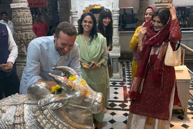 Martin whispered to Nandi bull’s ears inside the temple. (Photo source: Instagram)