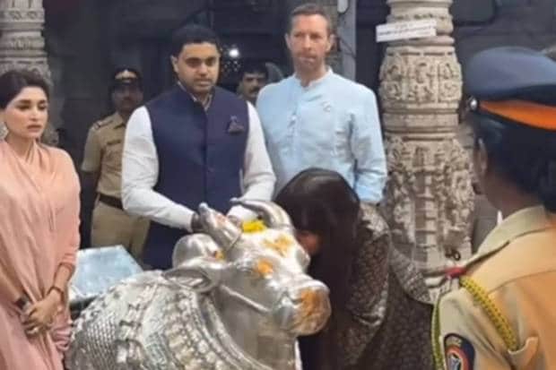 As per Hindu tradition, whispering wishes into sacred Nandi’s ear will convey them to Lord Shiva. In this picture, Dakota is doing the same during the temple visit. (Photo source: Instagram)