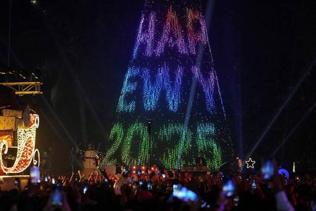 People attend New Year’s Eve celebrations in Mumbai, India, December 31, 2024. (Photo source: Reuters)