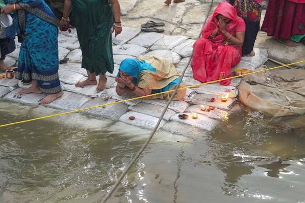 Devotees perform rituals on the banks as they pray on the first day of Maha Kumbh Mela 2025. (Photo source: PTI)