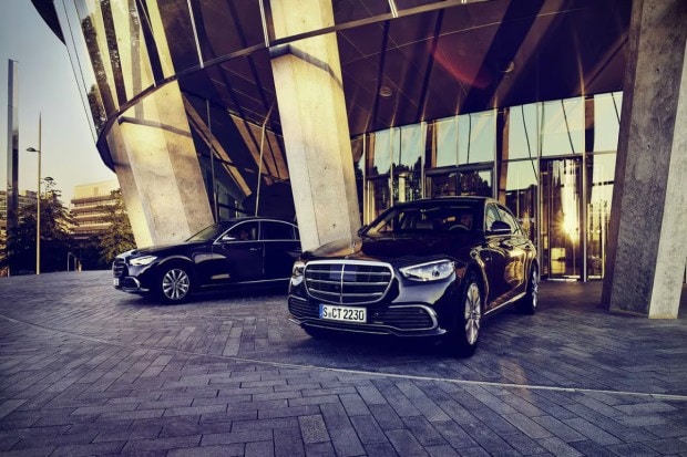 The Mercedes-Maybach S660 Guard is another key vehicle in Mukesh Ambani’s collection, providing top-tier protection with armor against bullets, bombs, and other threats. It features a 6-litre V8 engine producing 523bhp and 830Nm of torque, combining safety with performance. (Image Source: mercedes-benz.com)
