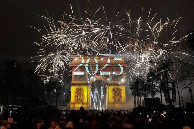 A light show is projected on the Arc de Triomphe as fireworks explode during New Year celebrations on the Champs Elysees in Paris, France, Wednesday, Jan. 1, 2025. (Photo source: AP)