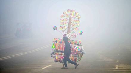 A vendor during a foggy morning, near Sangam in Prayagraj, Thursday, Jan. 2, 2025. (Photo source: PTI)  A vendor during a foggy morning, near Sangam in Prayagraj, Thursday, Jan. 2, 2025. (Photo source: PTI)