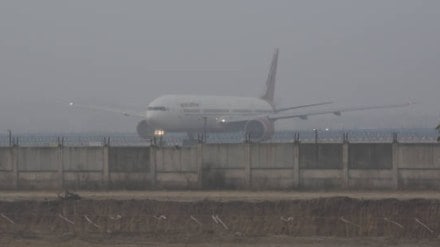 Dense fog delays over 150 flights at Delhi's IGI airport, Check advisory here