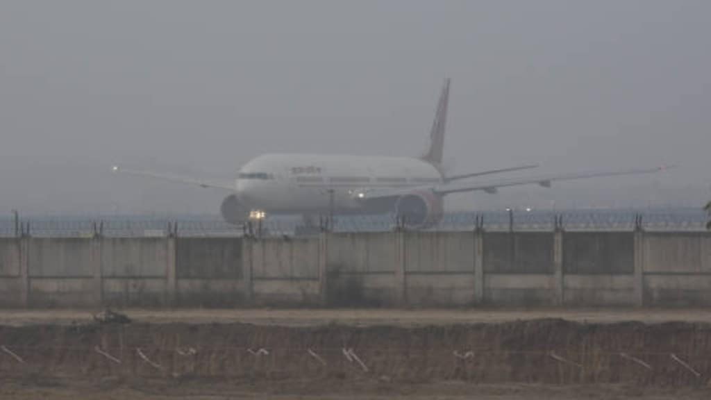 Dense fog delays over 150 flights at Delhi's IGI airport, Check advisory here