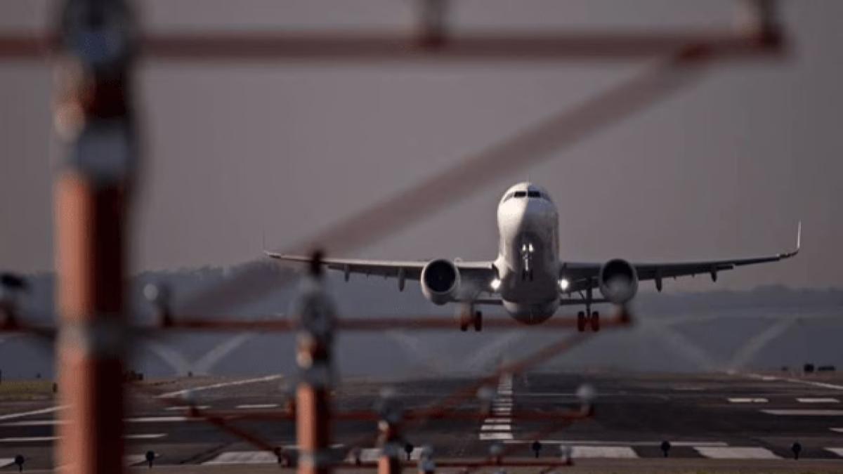 Civil Aviation Ministry advises airlines on fog preparedness, urges timely communication with passengers