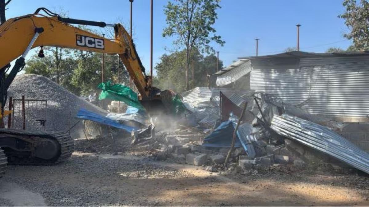 Chhattisgarh: Three arrested in murder of journalist Mukesh Chandrakar, main accused's 'illegal property' bulldozed Chhattisgarh: Three arrested in murder of journalist Mukesh Chandrakar, main accused's 'illegal property' bulldozed
