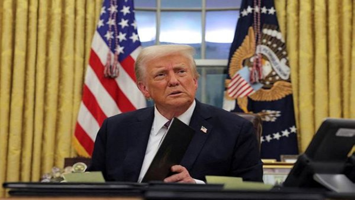 U.S. President Donald Trump signs documents as he issues executive orders and pardons for January 6 defendants in the Oval Office at the White House on Inauguration Day in Washington, U.S., January 20, 2025. REUTERS/Carlos Barria U.S. President Donald Trump signs documents as he issues executive orders and pardons for January 6 defendants in the Oval Office at the White House on Inauguration Day in Washington, U.S., January 20, 2025. REUTERS/Carlos Barria