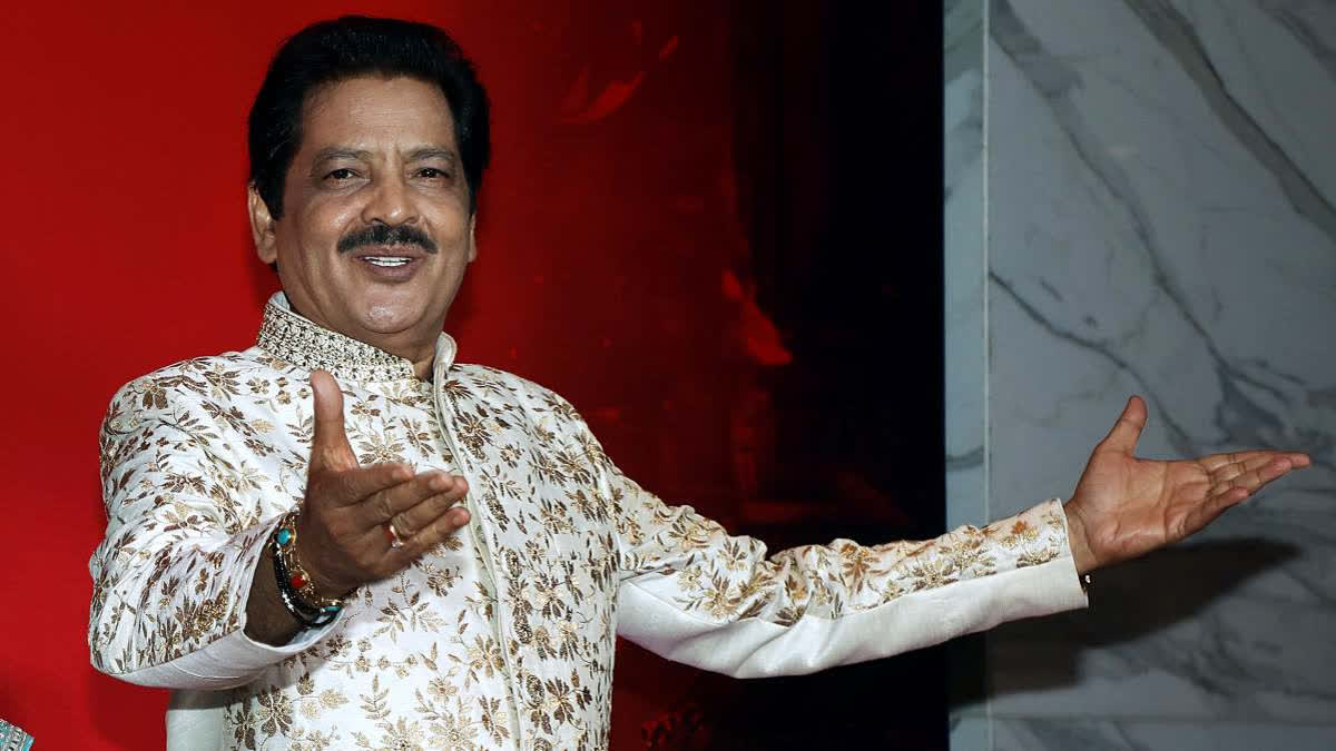 Old videos of Udit Narayan kissing Alka Yagnik and Shreya Ghoshal resurfaces. (Image Source: ANI) Old videos of Udit Narayan kissing Alka Yagnik and Shreya Ghoshal resurfaces. (Image Source: ANI)