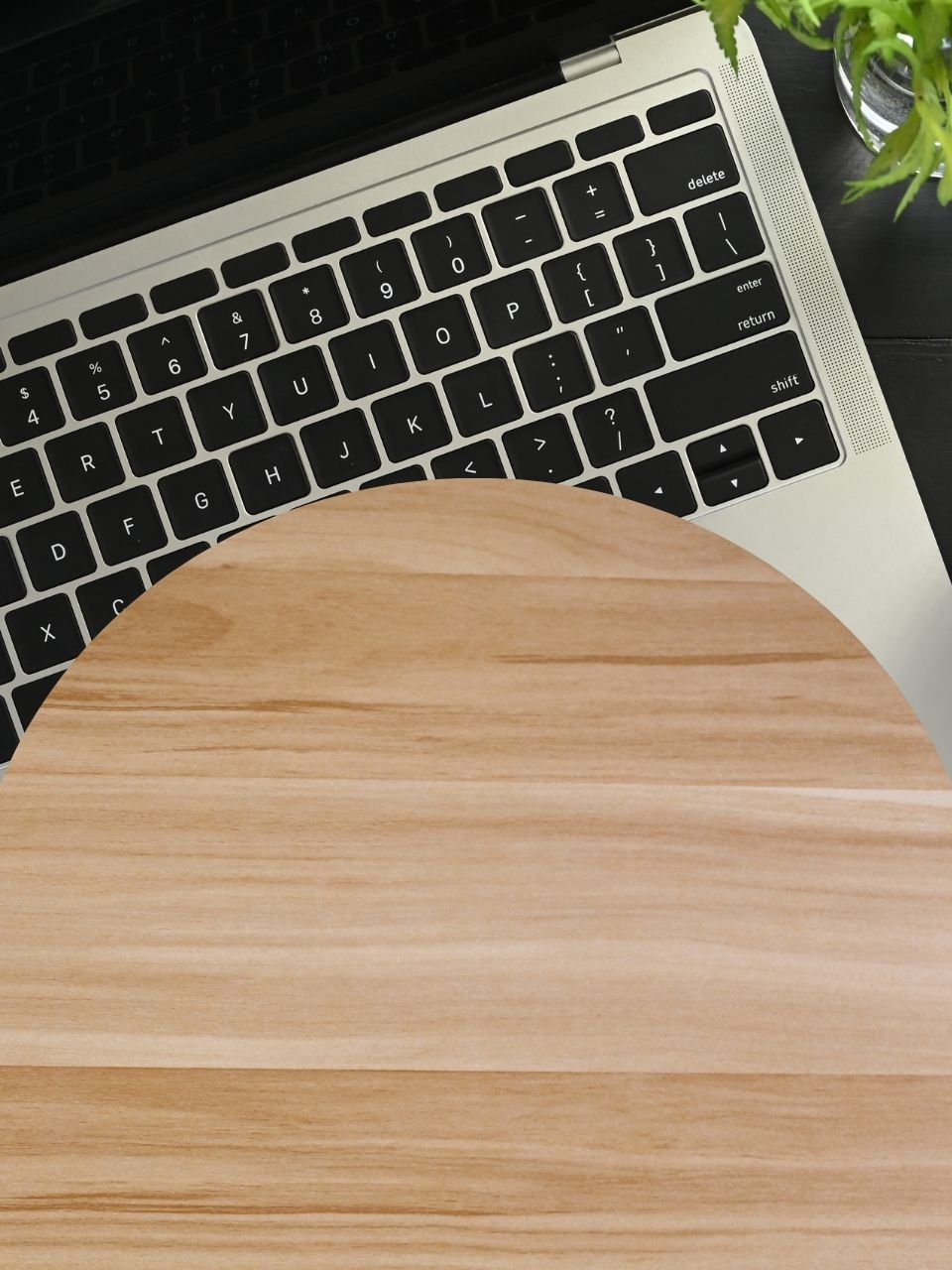 declutter your desk. desk organiser, clean office desk