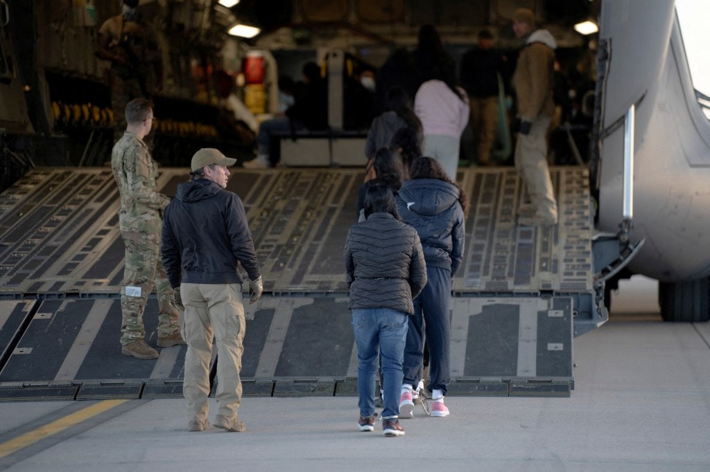 FILE PHOTO: U.S. Customs and Border Protection security agents guide a group of detained migrants to board a U.S. Air Force C-17 Globemaster III aircraft for a removal flight at Fort Bliss, Texas, U.S. January 23, 2025. Dept. of Defense/U.S. Army Sgt. 1st Class Nicholas J. De La Pena/Handout via REUTERS/File Photo FILE PHOTO: U.S. Customs and Border Protection security agents guide a group of detained migrants to board a U.S. Air Force C-17 Globemaster III aircraft for a removal flight at Fort Bliss, Texas, U.S. January 23, 2025. Dept. of Defense/U.S. Army Sgt. 1st Class Nicholas J. De La Pena/Handout via REUTERS/File Photo