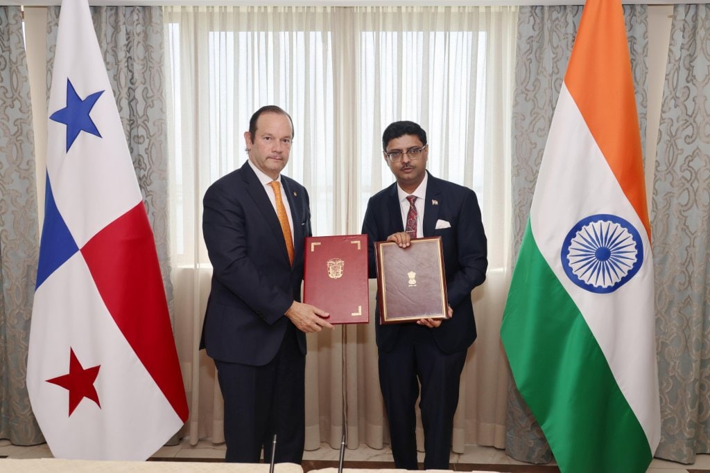 Foreign Minister MartÃ¬nez-Acha and Ambassador Sumit Seth (Image: Embassy of India in Panama)