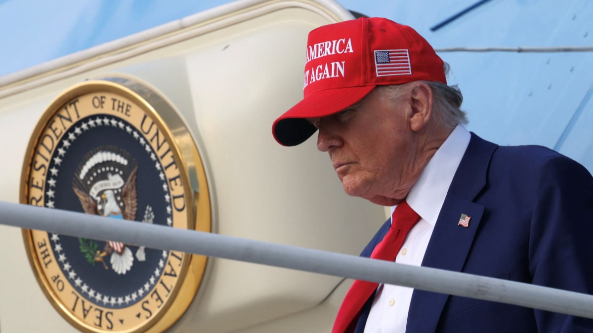 Donald Trump takes Air Force One to Daytona 500