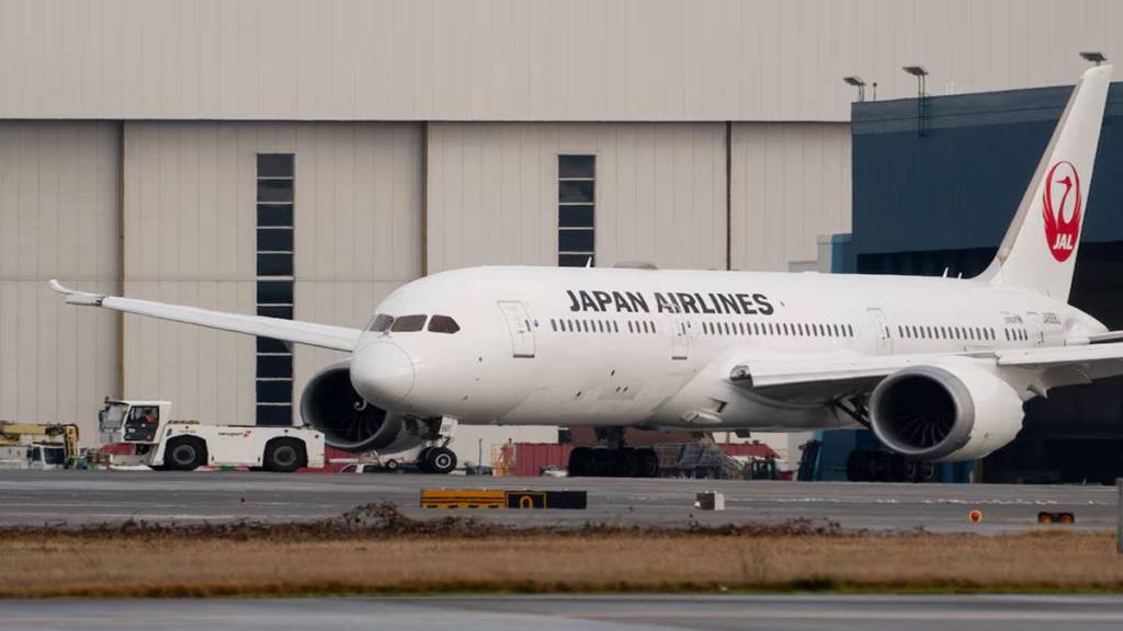 Japan Airlines jet wing strikes Delta Air plane on ground in Seattle Japan Airlines jet wing strikes Delta Air plane on ground in Seattle