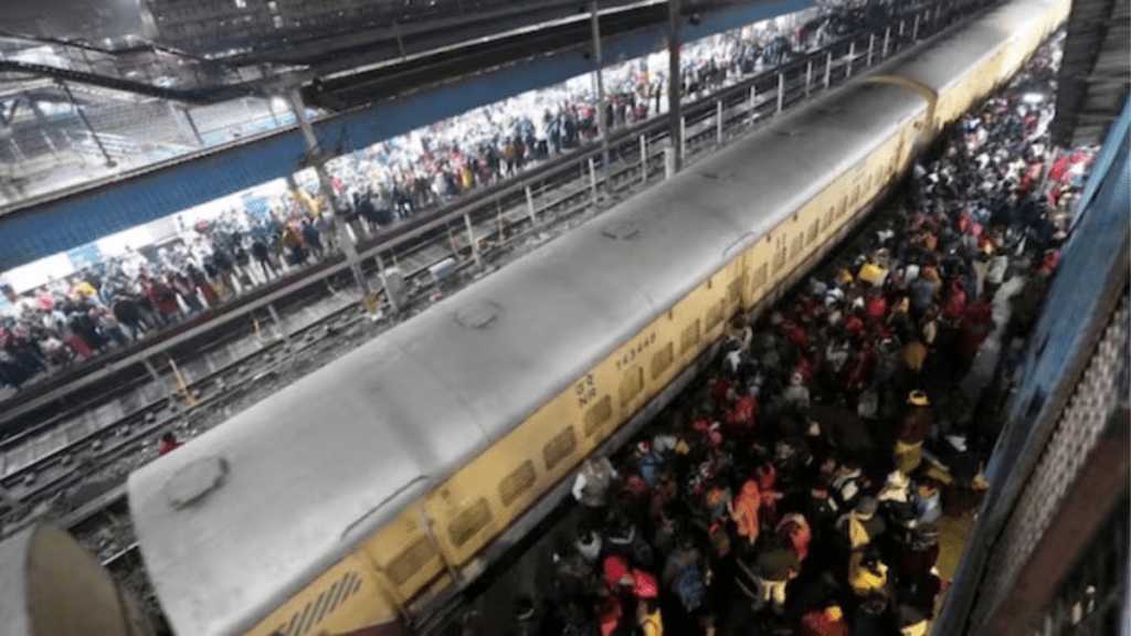 A day after a deadly stampede at the New Delhi Railway Station claimed 18 lives, the station remained overcrowded on Sunday. (Image Source: Twitter) A day after a deadly stampede at the New Delhi Railway Station claimed 18 lives, the station remained overcrowded on Sunday. (Image Source: Twitter)