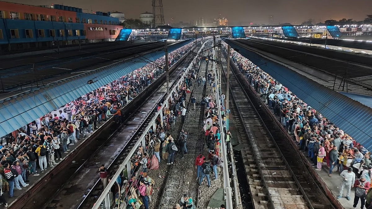 Stampede-like situation at New Delhi Railway station. (Image Source: X/Agenda India)