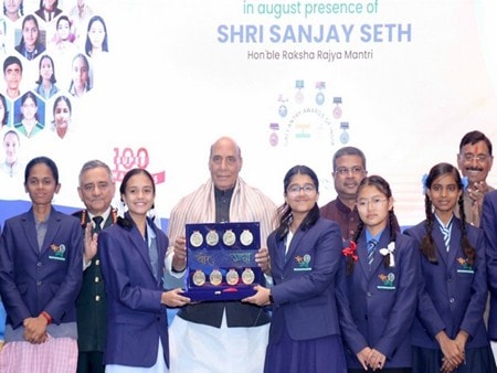 Defence Minister Rajnath Singh with winners under Project Veer Gatha