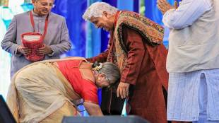 Sudha murthy touches feet of Javed Akhtar