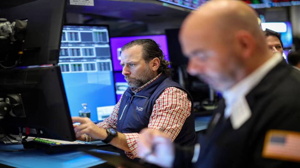 Traders work on the floor at the New York Stock Exchange (NYSE) in New York City, US. (Photo source: Reuters)
