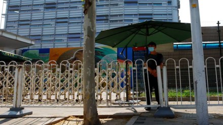 A security member keeps watch outside the U.S. embassy in Beijing, China. (File photo: Reuters)