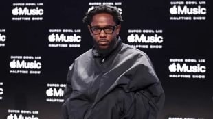 Fresh off his Grammy wins, the 37-year-old rapper took the stage on top of a car, delivering a medley of hits while incorporating sharp lyrical jabs at rival Drake.