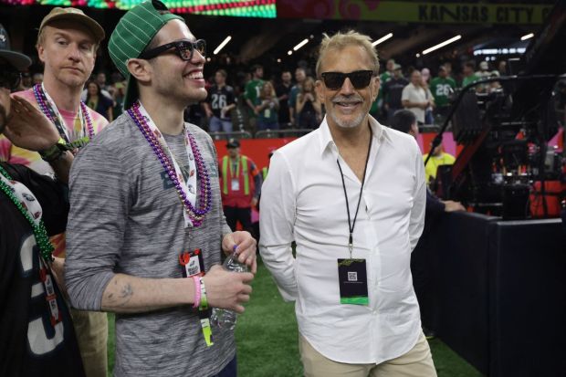 In the audience, in this star-studded event were Pete Davidson and Kevin Costner photographed togther celebrating the win of the Philadelphia Eagles. (Image: Reuters