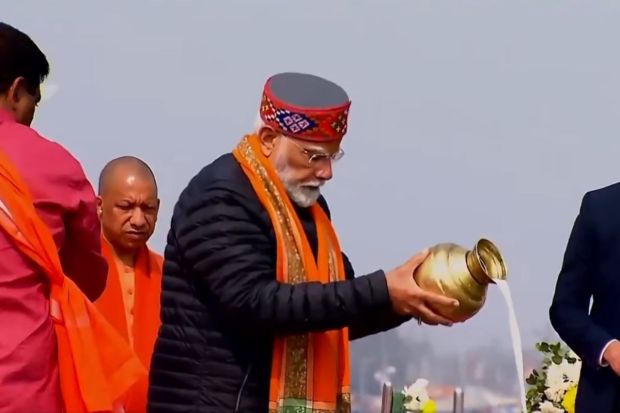  In presence of Uttar Pradesh Chief Minister, Yogi Adityanath, PM Modi performs the puja, offering milk at the Triveni Sangam at Prayagraj. (Image source: ANI)