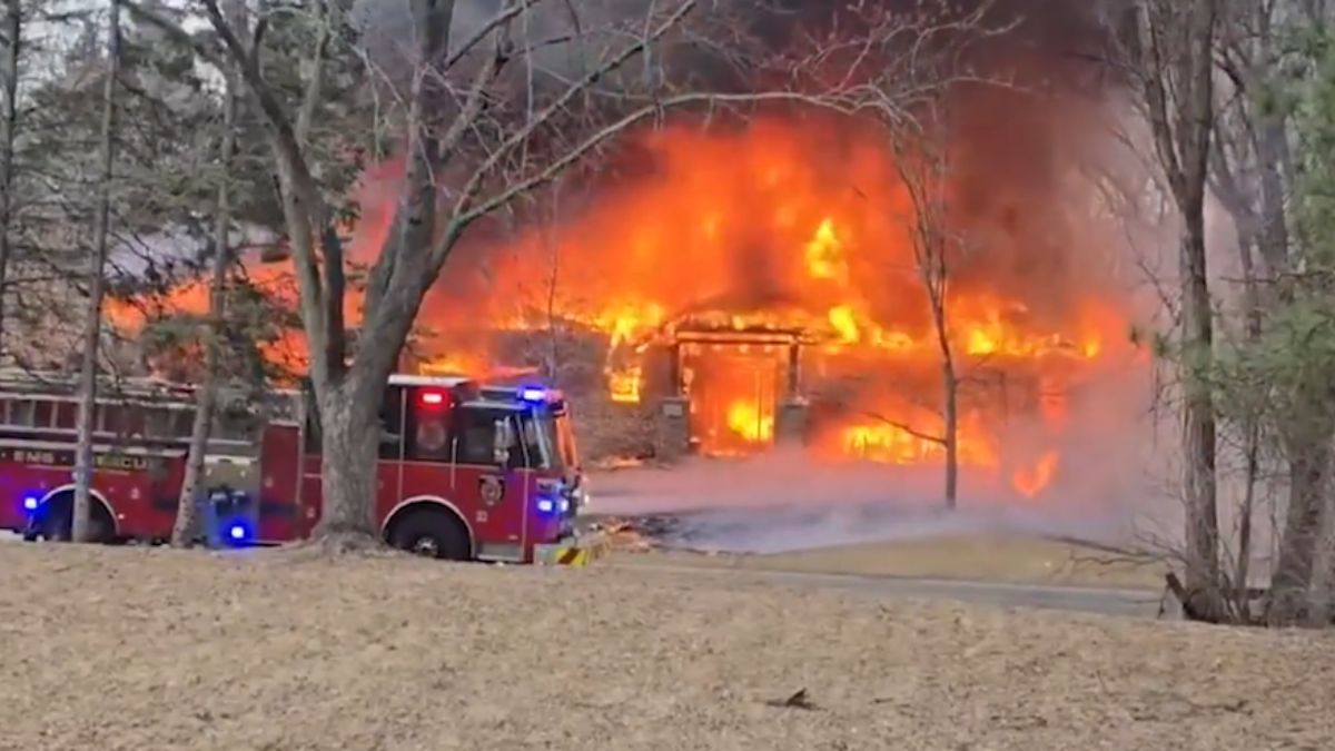 US plane crashes into home: At least 1 dead on Minnesota flight ...