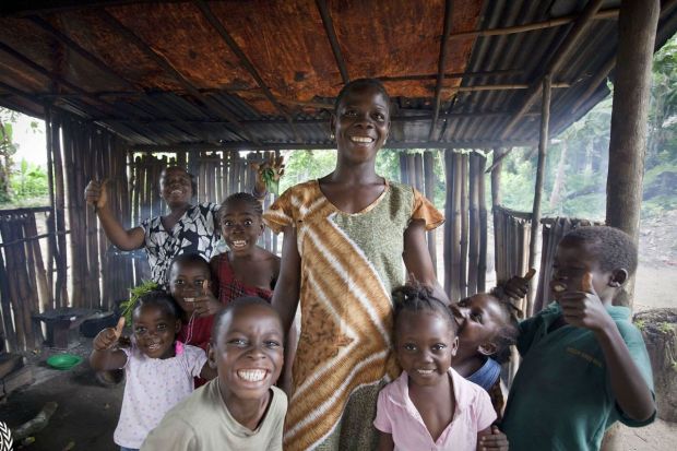 A mother with her children from the small town of Clay Ashland, Liberia where UNMIL restores public buildings under its quick impact projects like courthouses and police stations to strengthen the court of law.(Image: UN Photo)