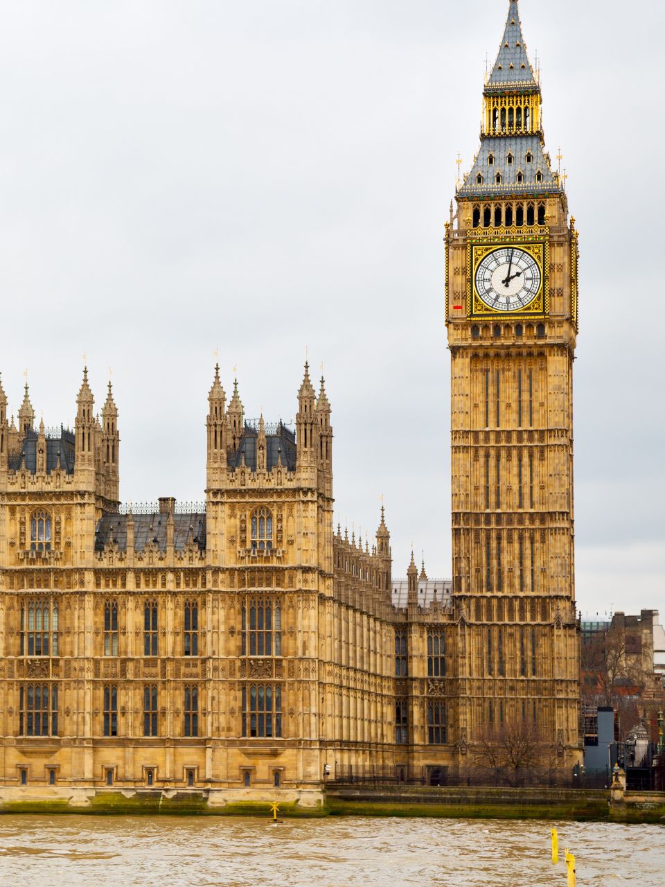 Europe travel etiquette, cultural do’s and don’ts in Europe, European manners for tourists, European tipping guide, greeting customs in Europe, European dining etiquette, how to dress in Europe, public behavior in Europe, respecting European culture, travel etiquette tips