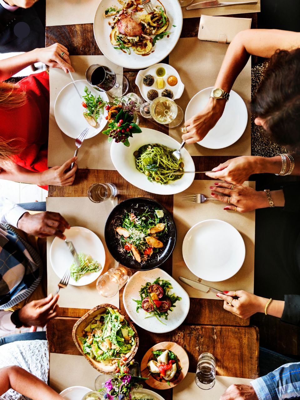 healthy eating while dining out, foods to burn belly fat, eating out weight loss tips, best restaurant meals for weight loss, how to eat healthy at restaurants, belly fat burning foods, low-calorie meals when eating out, mindful eating tips, best protein sources for fat loss, healthy restaurant food choices