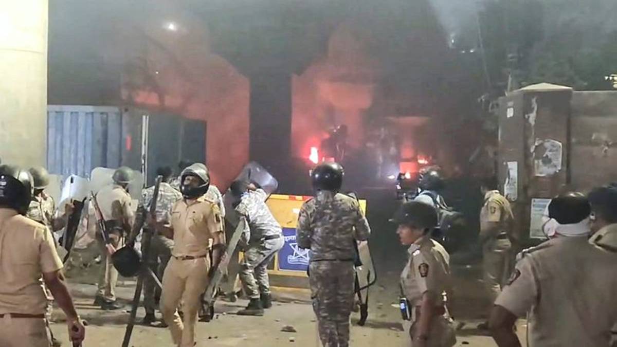 Nagpur violence: Rioters attempt to disrobe woman constable Nagpur violence: Rioters attempt to disrobe woman constable