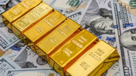 Gold hits all-time high; October contracts breach Rs 1 lakh for first time on MCX Gold hits all-time high; October contracts breach Rs 1 lakh for first time on MCX