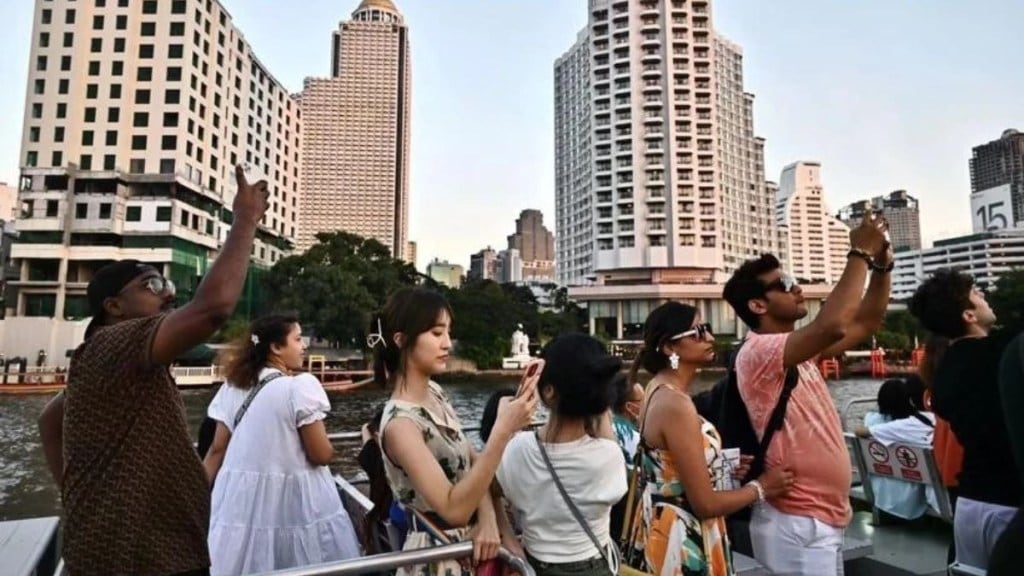 Thailand curbs visa-free stay