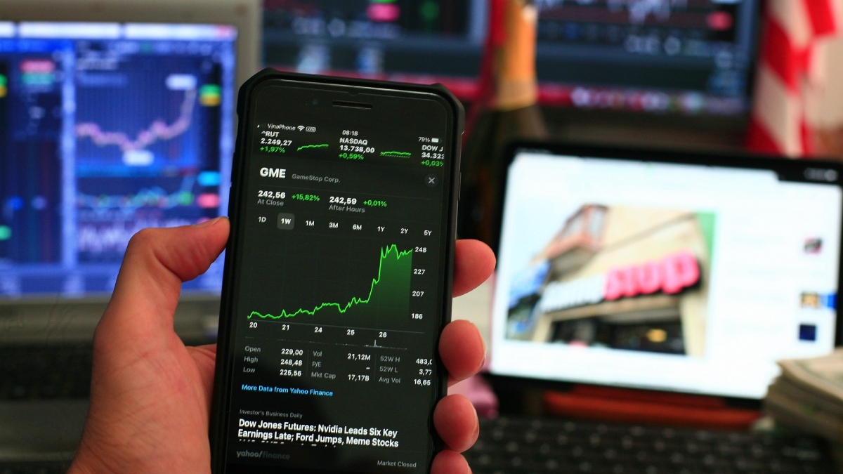 US stocks end higher as traders focus on tariffs, data