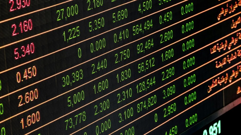 The S&P 500 lost 134.05 points, or 2.48%, to 5,262.47 points, while the Nasdaq Composite lost 473.16 points, or 2.86%, to 16,077.44. The Dow Jones Industrial Average fell 994.46 points, or 2.45%, to 39,551.47. (Image: Pixaby)